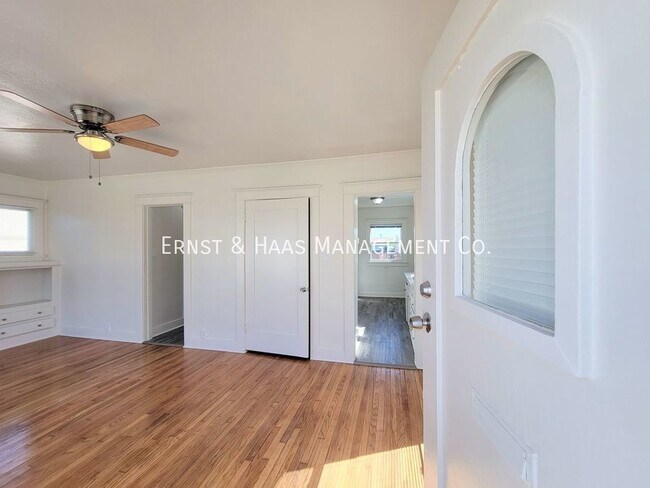 Building Photo - Charming 1 Bedroom Cottage Home with a 1 C...