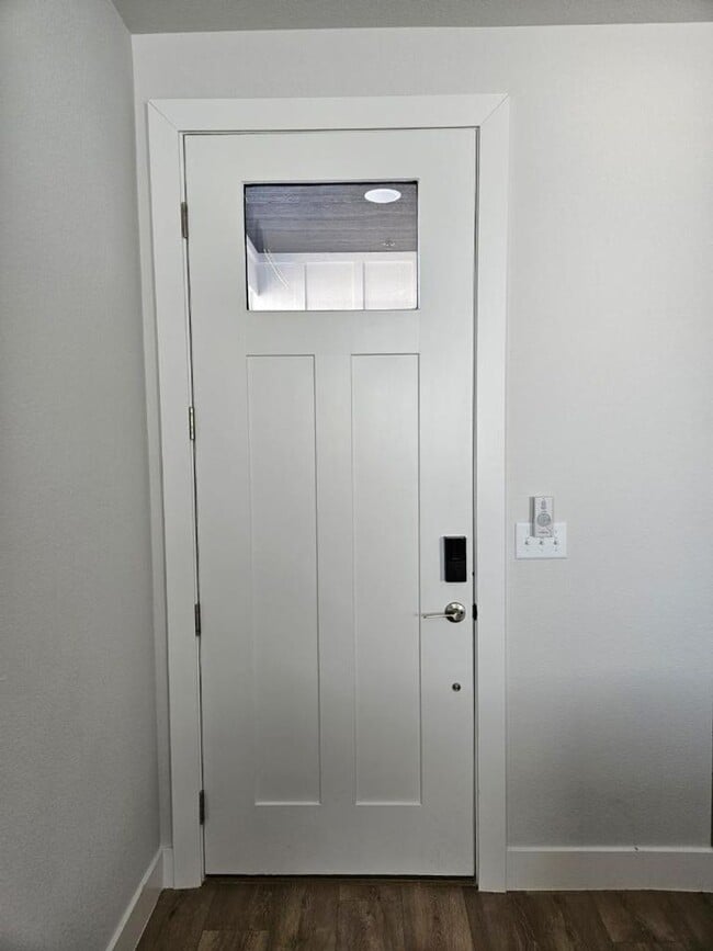 Building Photo - Beautiful 3 bedroom Condo