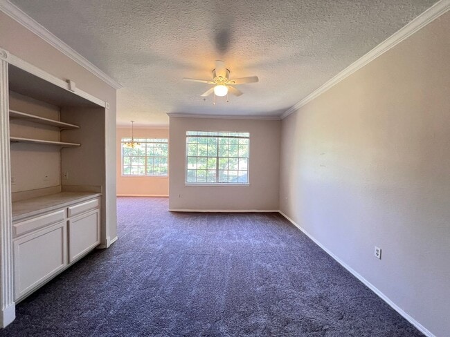Building Photo - Spacious 1/1 condo!