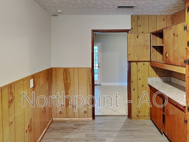 Building Photo - 6614 Larne Ave
