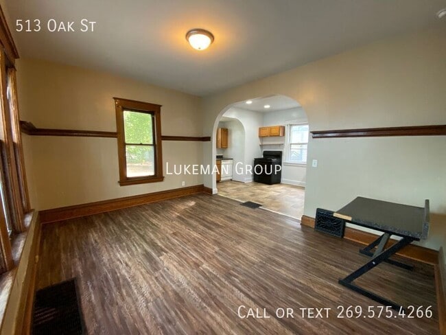 Building Photo - 513 Oak St