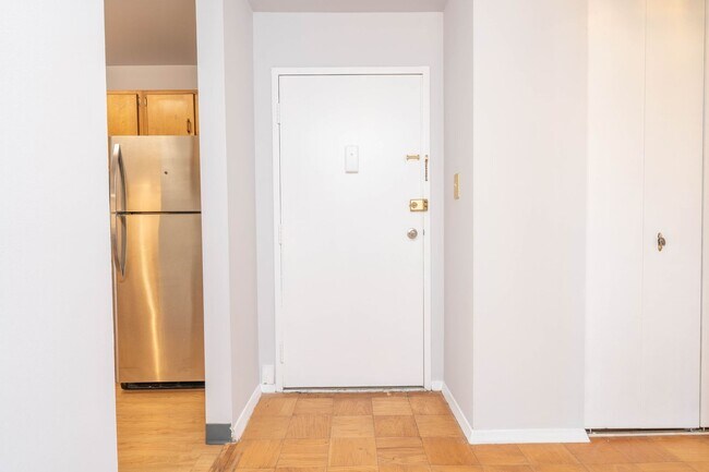 Foto del edificio - 1 Bed 1 Bath Condo in Barcroft Hills