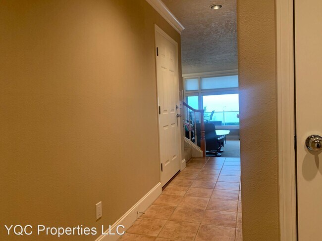 Building Photo - 3 br, 2.5 bath House - 1419 SE Columbia Way
