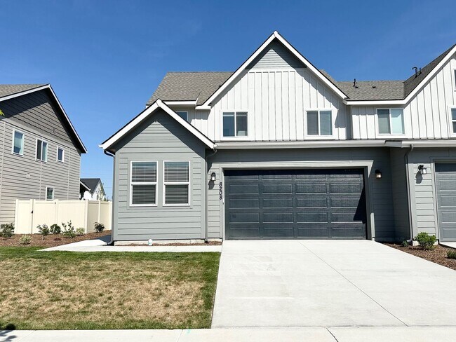 Building Photo - Spacious Luxury Townhome Designed for Modern Living