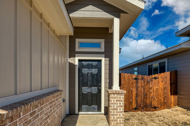 Foto del edificio - GORGEOUS 3 BEDROOM DUPLEX LOCATED IN MIDLO...