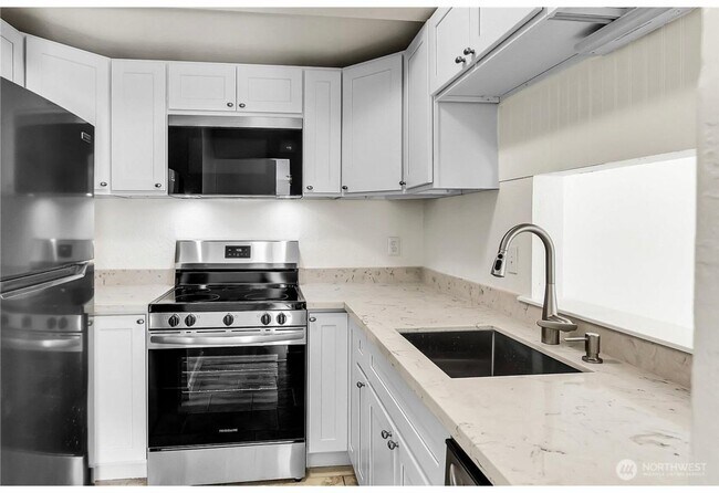 Foto del edificio - 3 Bed 2 Bathroom Edmonds Condo!