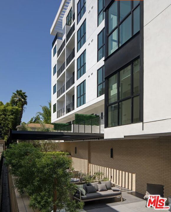 Building Photo - 105 S Doheny Dr