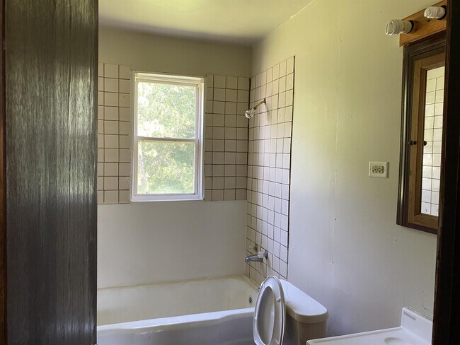 Building Photo - 304 1/2 River Oaks Dr