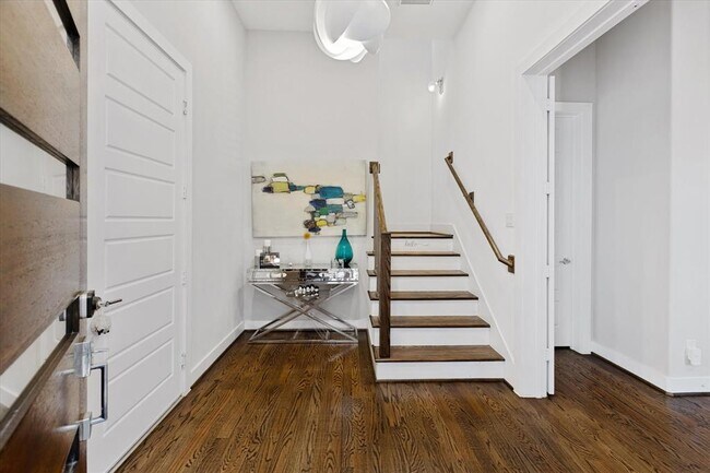 Building Photo - 5827 E Post Oak Ln