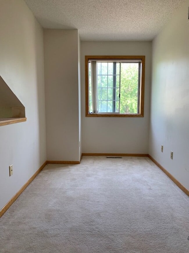 Building Photo - *2Bed*1.5Bath with loft in West Bloomingto...