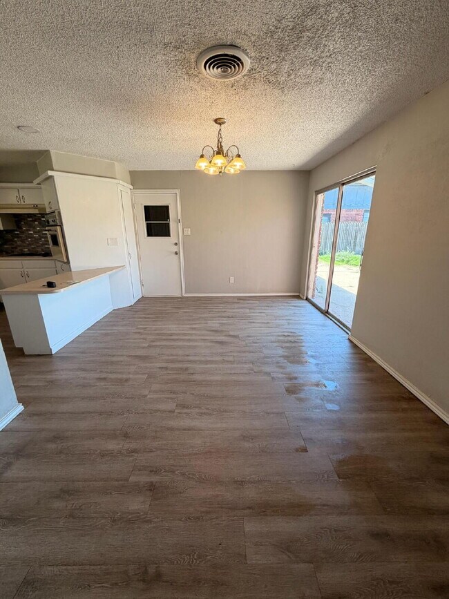 Foto del edificio - "Charming 3-Bedroom Home with 2 Full Baths in Lubbock – Your Perfect 1,380 Sq. Ft. Retreat!"