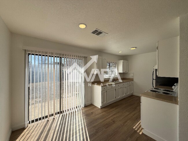 Foto del edificio - 4820 Michael Collins Dr