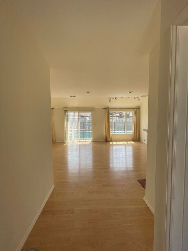 Building Photo - Charming 3 bedroom pool home