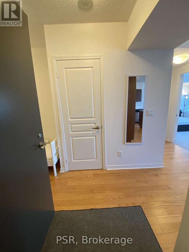 Photo du bâtiment - 2240 Lake Shore Blvd W