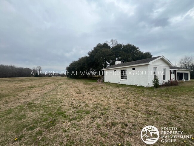 Building Photo - Spacious 2-Bedroom Country Home with Expan...