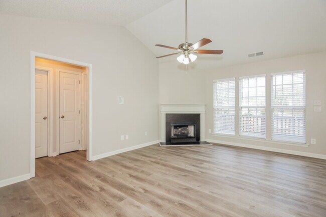 Foto del edificio - 105 Silverleaf Ct