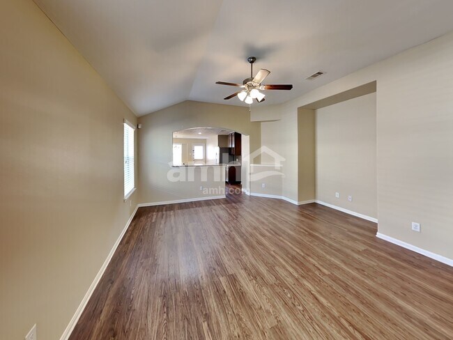 Foto del edificio - 8119 Silent Deep Dr