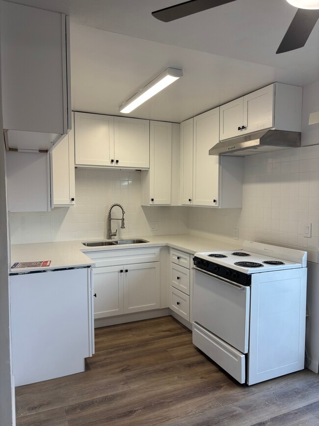 Building Photo - 673 S Eremland Dr