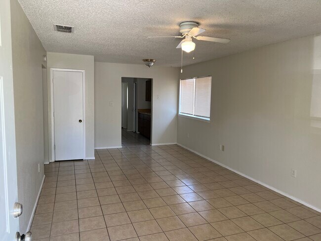 Foto del edificio - 1615 Windsong Ln