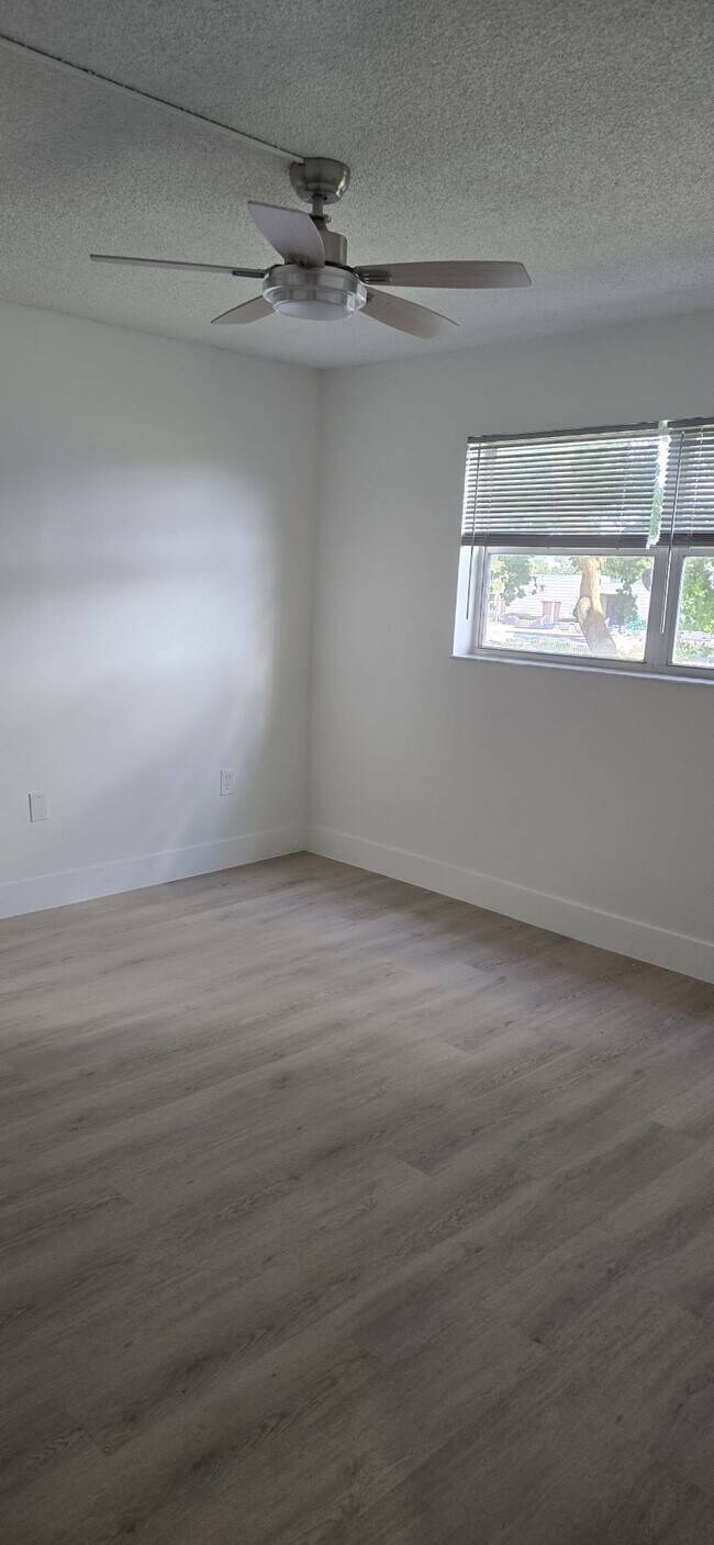 Foto del edificio - 8465 Sunrise Lakes Blvd