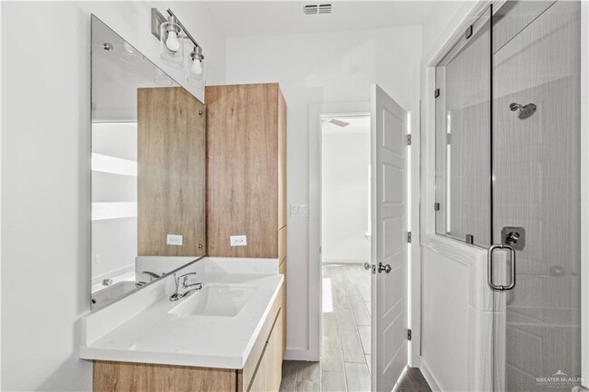 Building Photo - 1300 W Platinum Dr