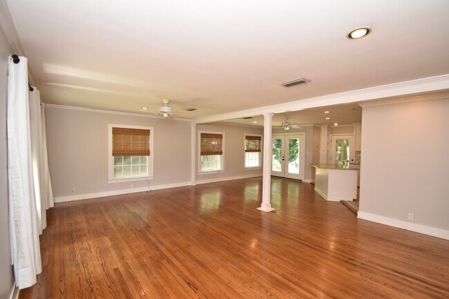 Foto del edificio - Cute 3 Bed 2 Bath with Hardwood Floors & G...