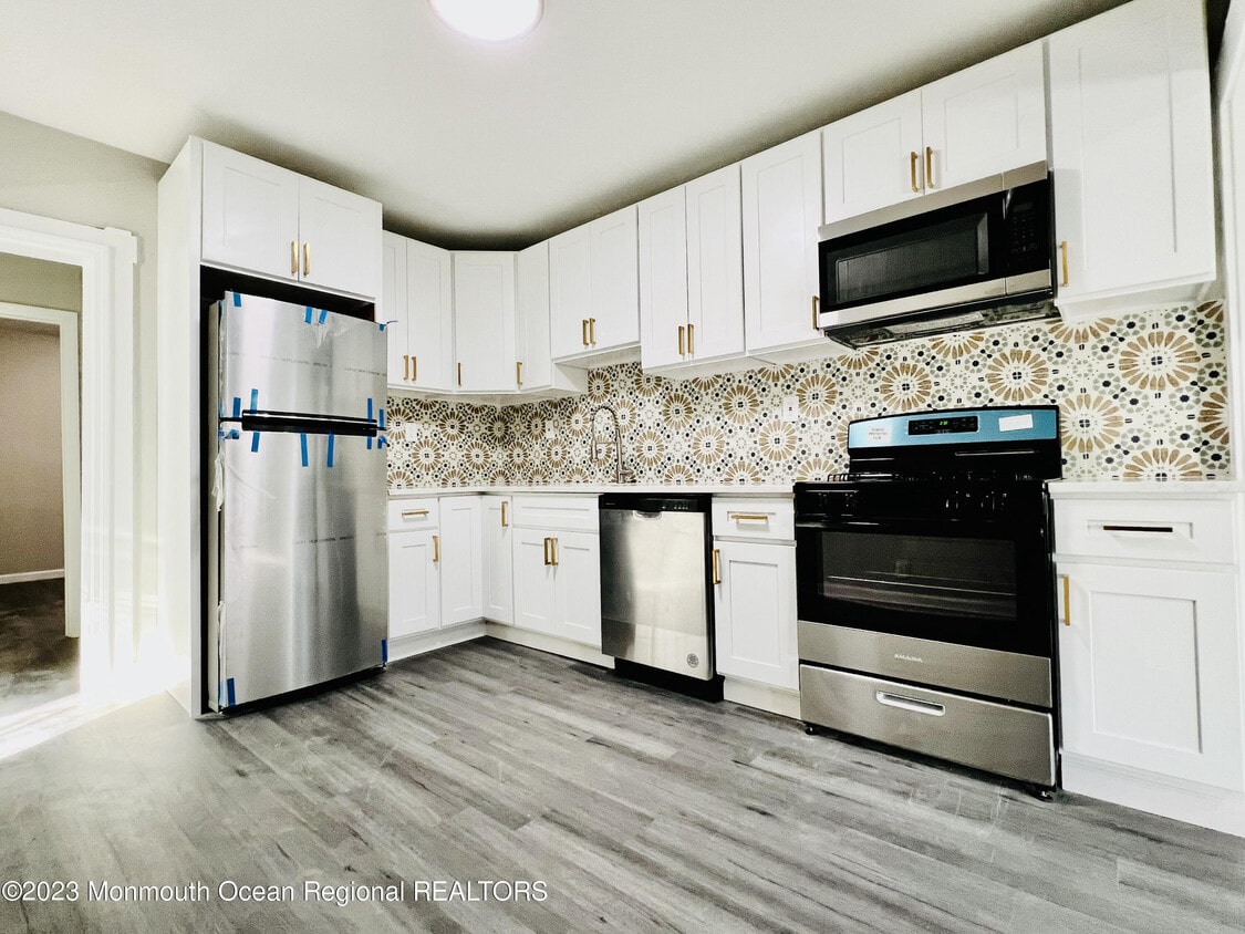 1215 1/2 Monroe Ave, Asbury Park, NJ 07712 Room for Rent in Asbury