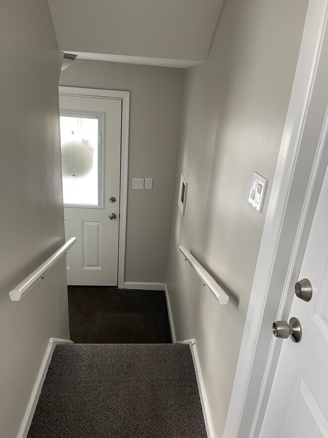 Building Photo - 33 Montfort Dr