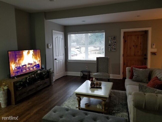Building Photo - 4 br, 3.5 bath House - 4426 Ord St NE