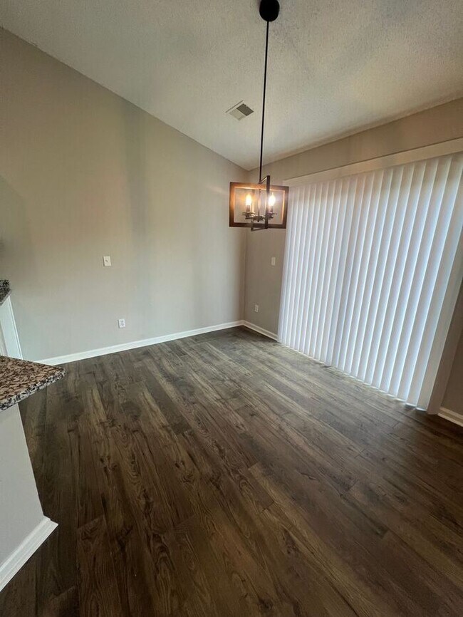 Building Photo - MOVE IN SPECIAL! 4 Bed/3 bath Single Famil...