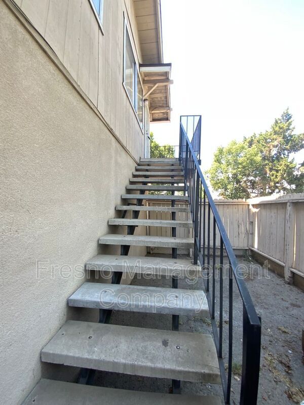 Building Photo - 655 W Ashlan Ave