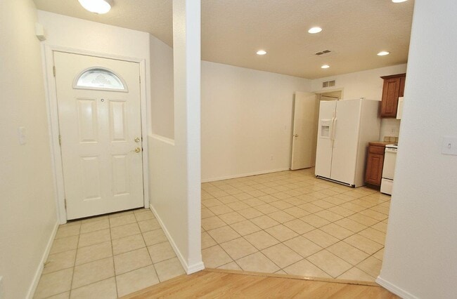 Building Photo - 1208 N Cheshire Dr