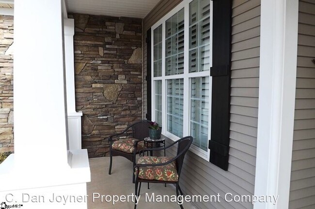 Building Photo - 3 br, 3 bath House - 215 Medford Dr.