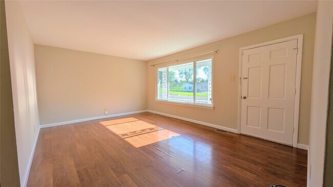 Foto del edificio - 3356 Clemens Dr