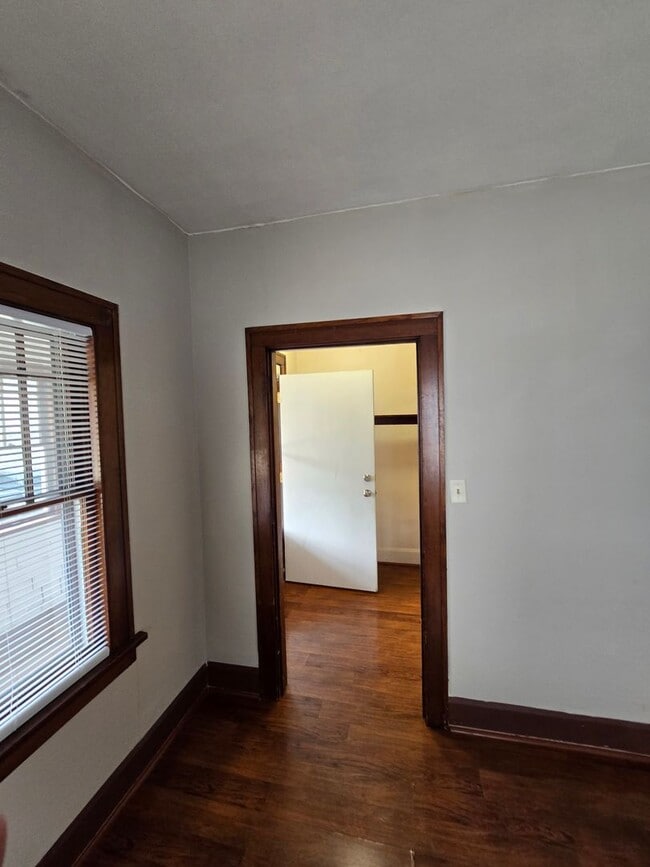 Building Photo - Nicely sized two bedroom home