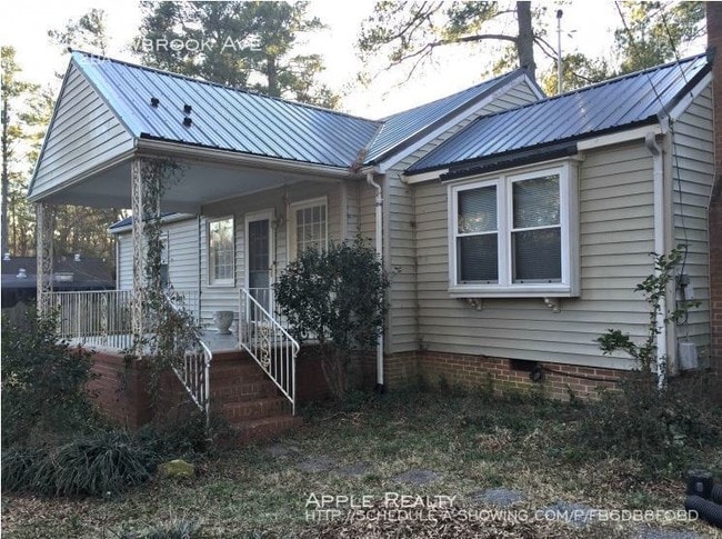 Building Photo - 3 Meadowbrook Dr