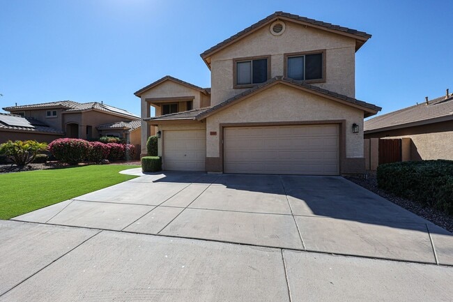 Building Photo - Majestic 5 BD/3BA/3 car garage home with P...
