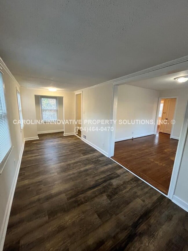 Building Photo - 1815 Double Oaks Rd