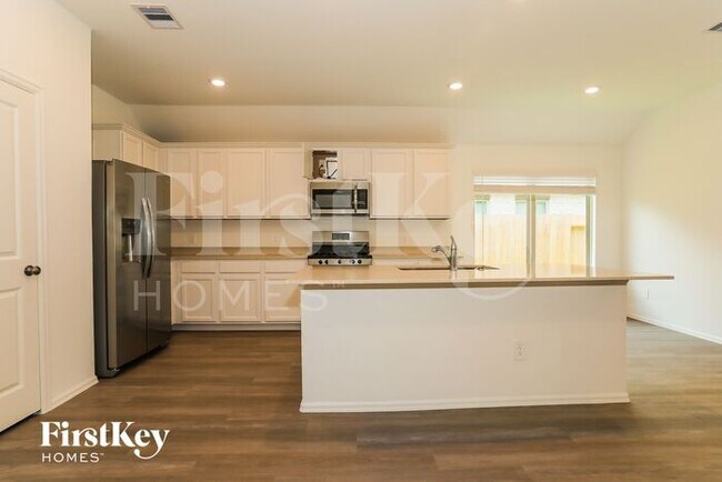 Building Photo - 932 Pickering Oak Row