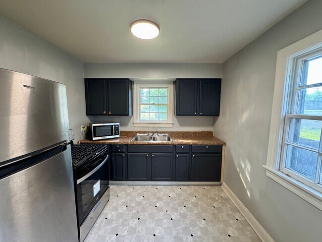 Building Photo - 3 Bedroom House in South Louisville - Fenced Yard, Off-Street Parking, Pets OKAY!