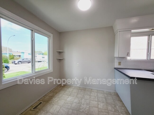 Photo du bâtiment - 3913-115A 115a St NW