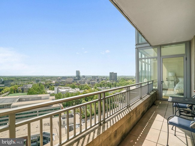 Foto del edificio - 8220 Crestwood Heights Dr