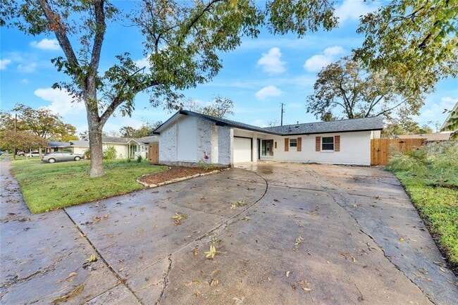 Foto del edificio - 8213 Briarwood Ln