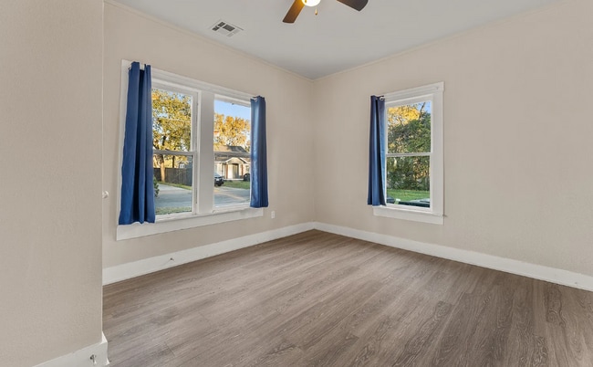 Building Photo - 504 Lottie St