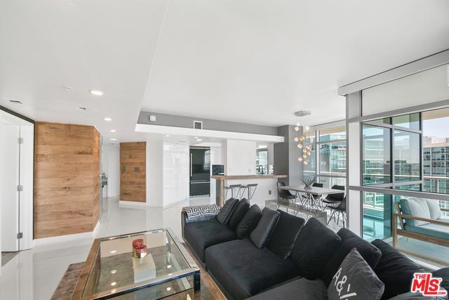 Building Photo - 13700 Marina Pointe Dr
