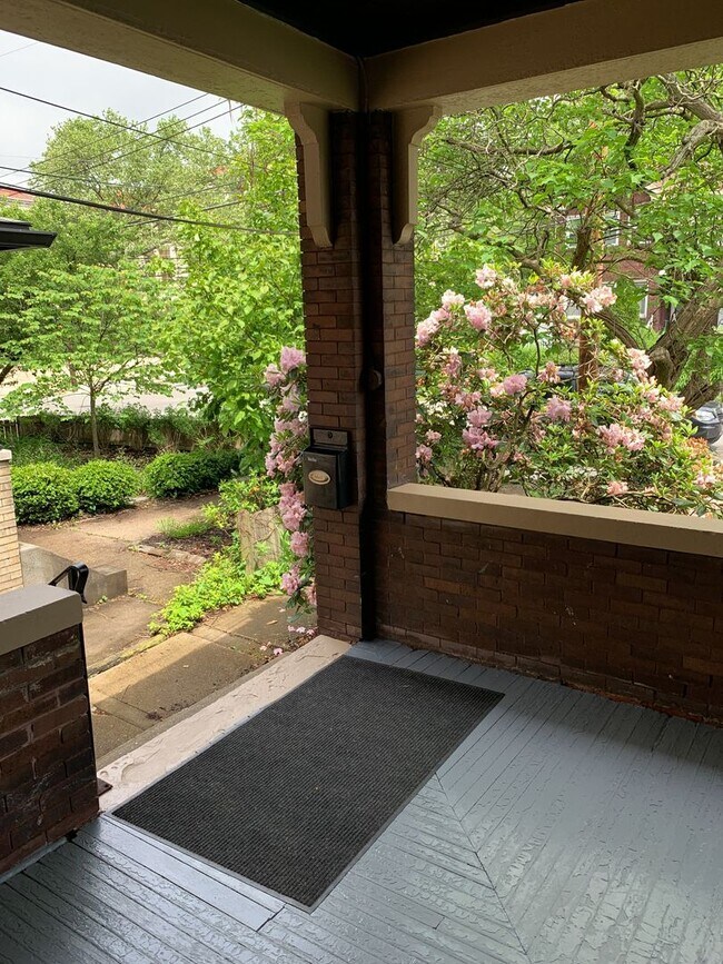 Building Photo - Great, first floor duplex in Squirrel Hill