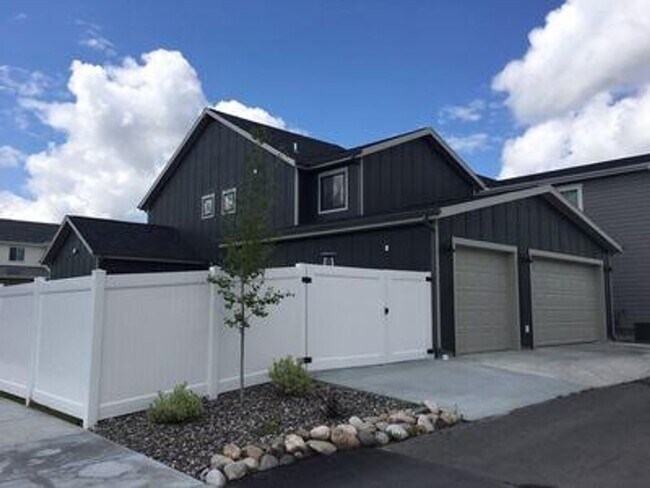 Building Photo - Adorable Josephine Crossing home available!