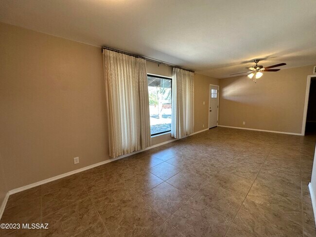 Foto del edificio - 2530 N Van Buren Ave