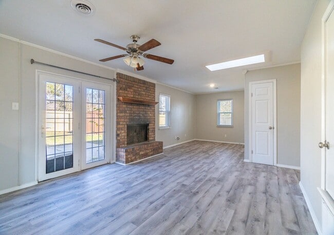 Building Photo - Beautiful 3 Bed, 2 Bath Home with a 2-Car ...