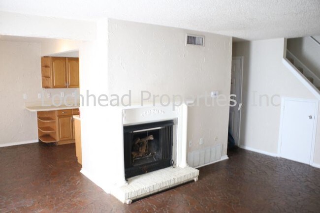 Building Photo - Beautiful White Rock West Condo!